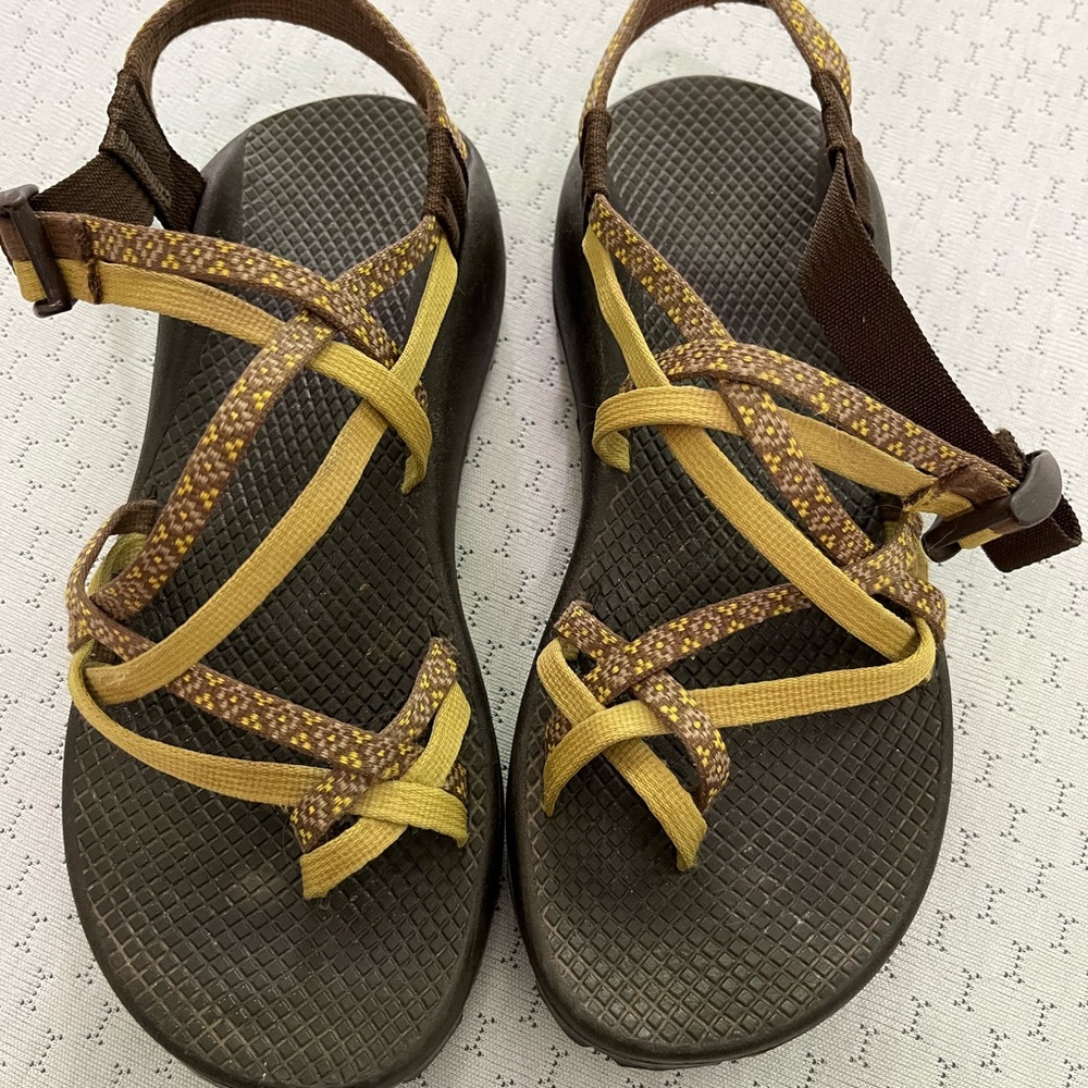 Chacos Women’s 9 Green and Brown Vibram